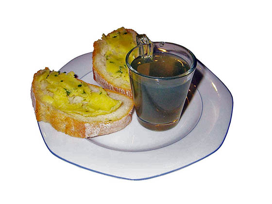 Bouillon van kreeft, brood en kruidenboter